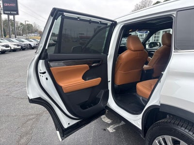 2024 Toyota Highlander LE