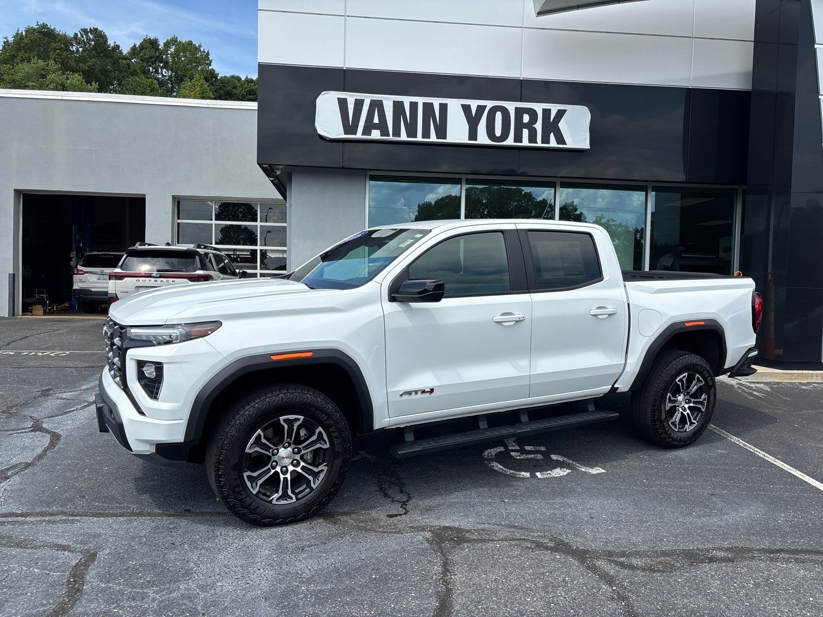2025 GMC Canyon 4WD AT4