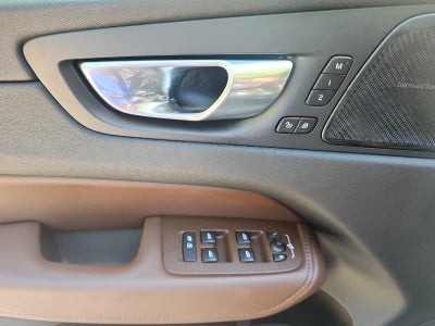 2023 Volvo XC60 Plus Bright Theme