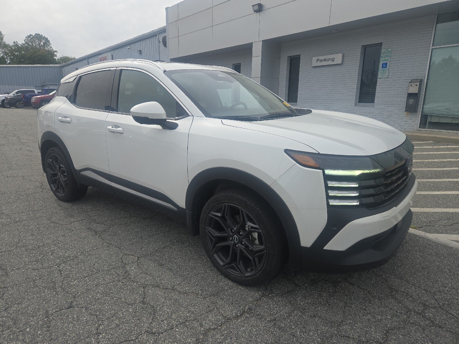 2025 Nissan Kicks SR