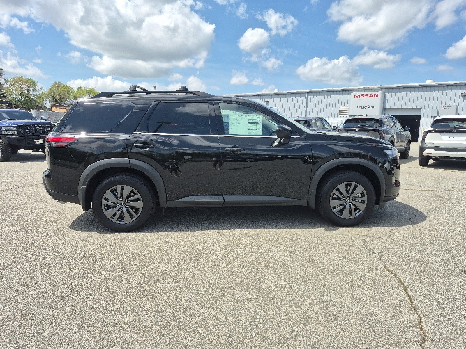 2026 Nissan Pathfinder SV