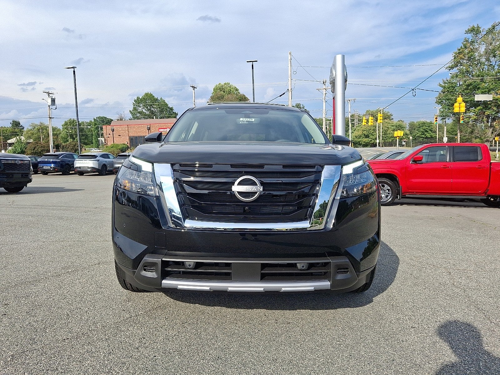 2025 Nissan Pathfinder SL