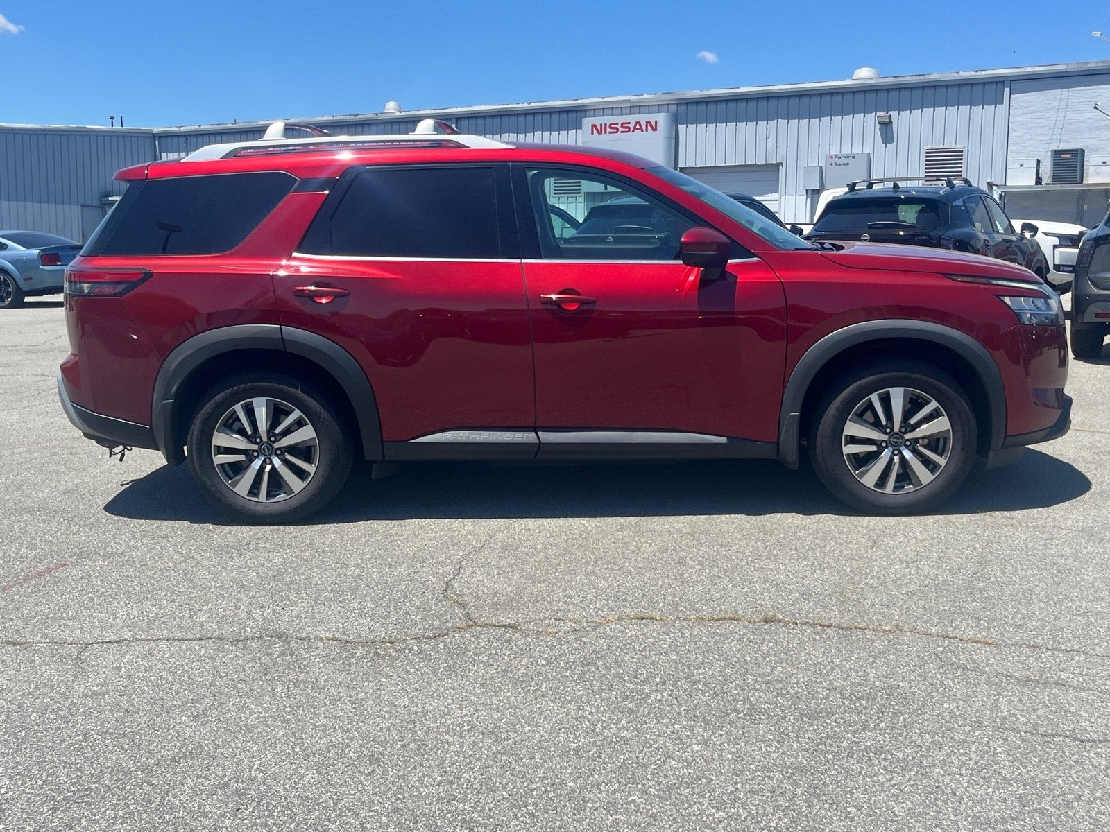 2023 Nissan Pathfinder SL