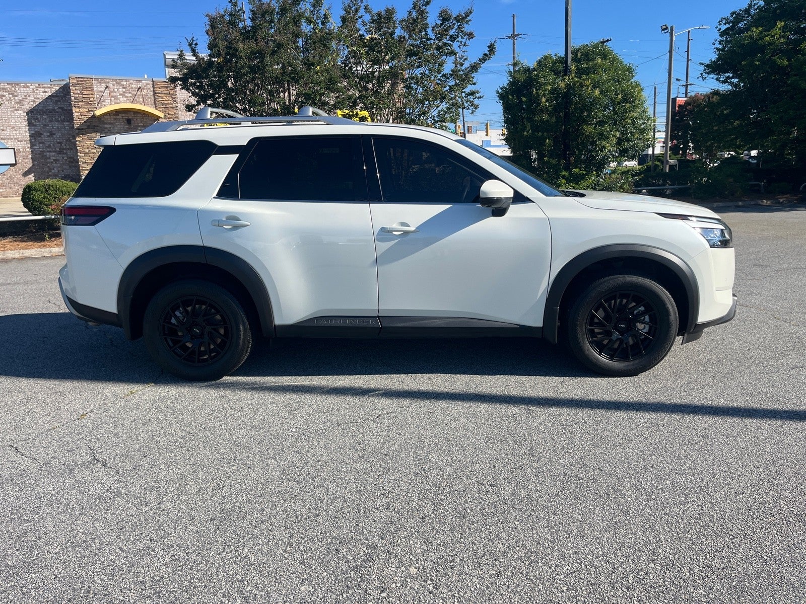 2024 Nissan Pathfinder SL