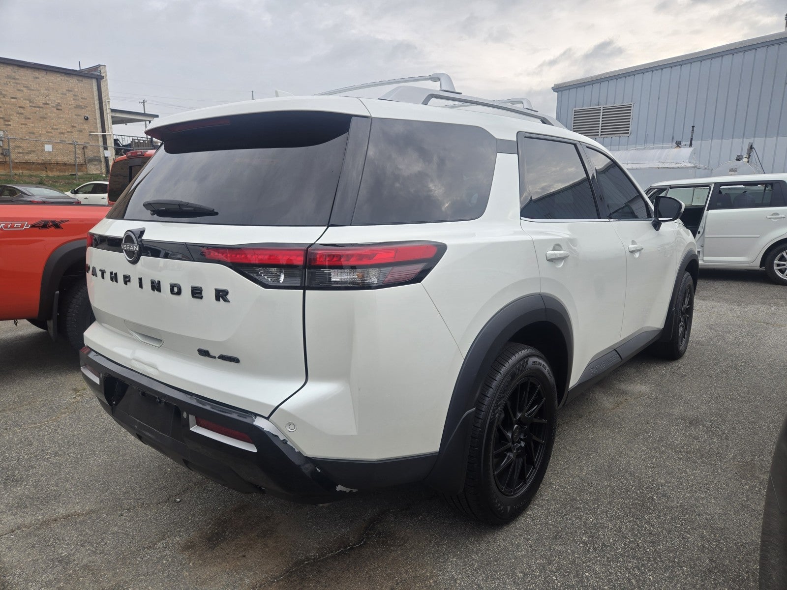 2024 Nissan Pathfinder SL