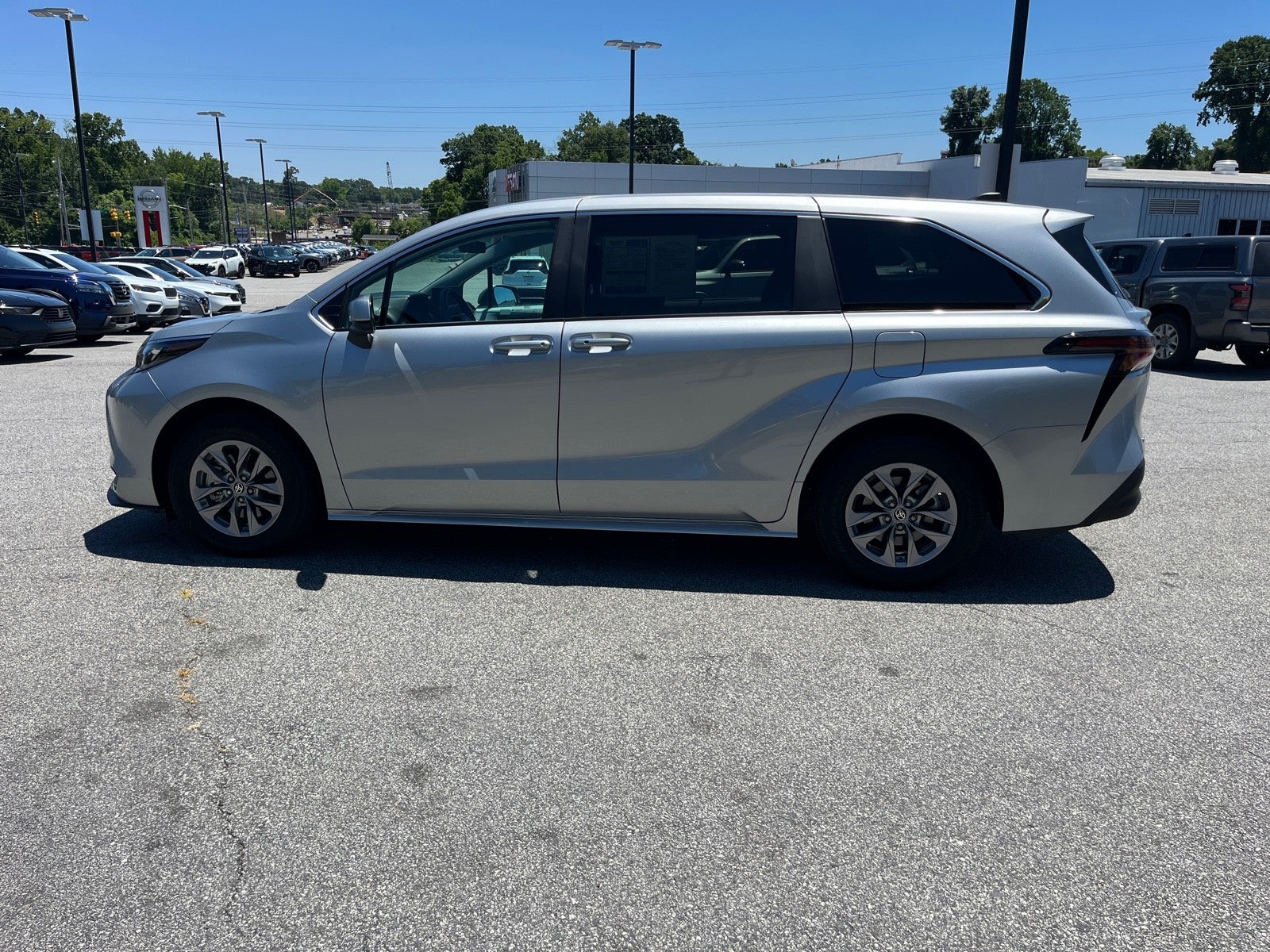 2025 Toyota Sienna LE