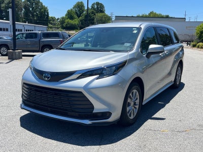 2025 Toyota Sienna LE