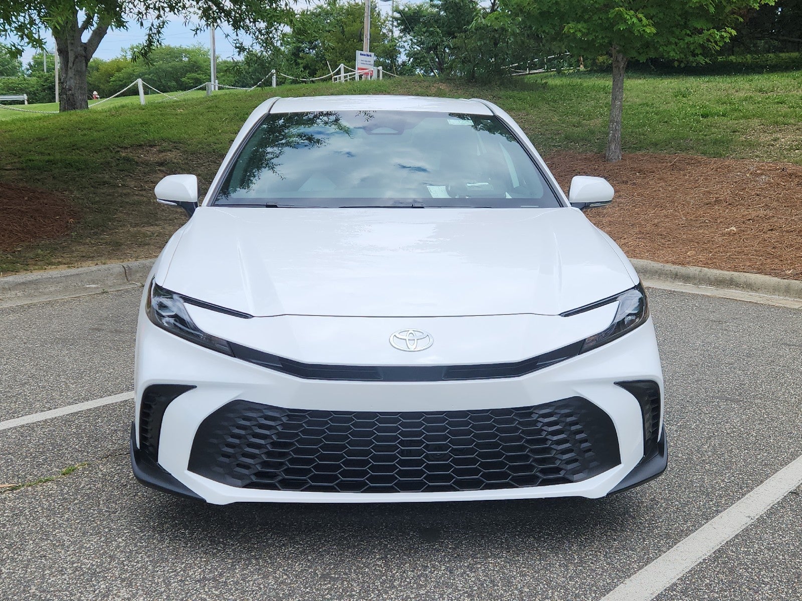 2026 Toyota Camry 4DR CVT HYB SE