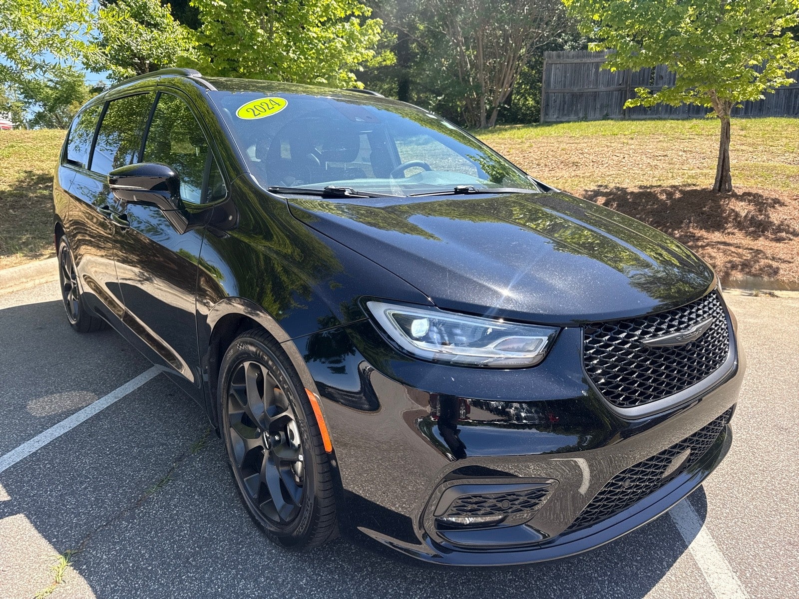 2024 Chrysler Pacifica Limited's photo
