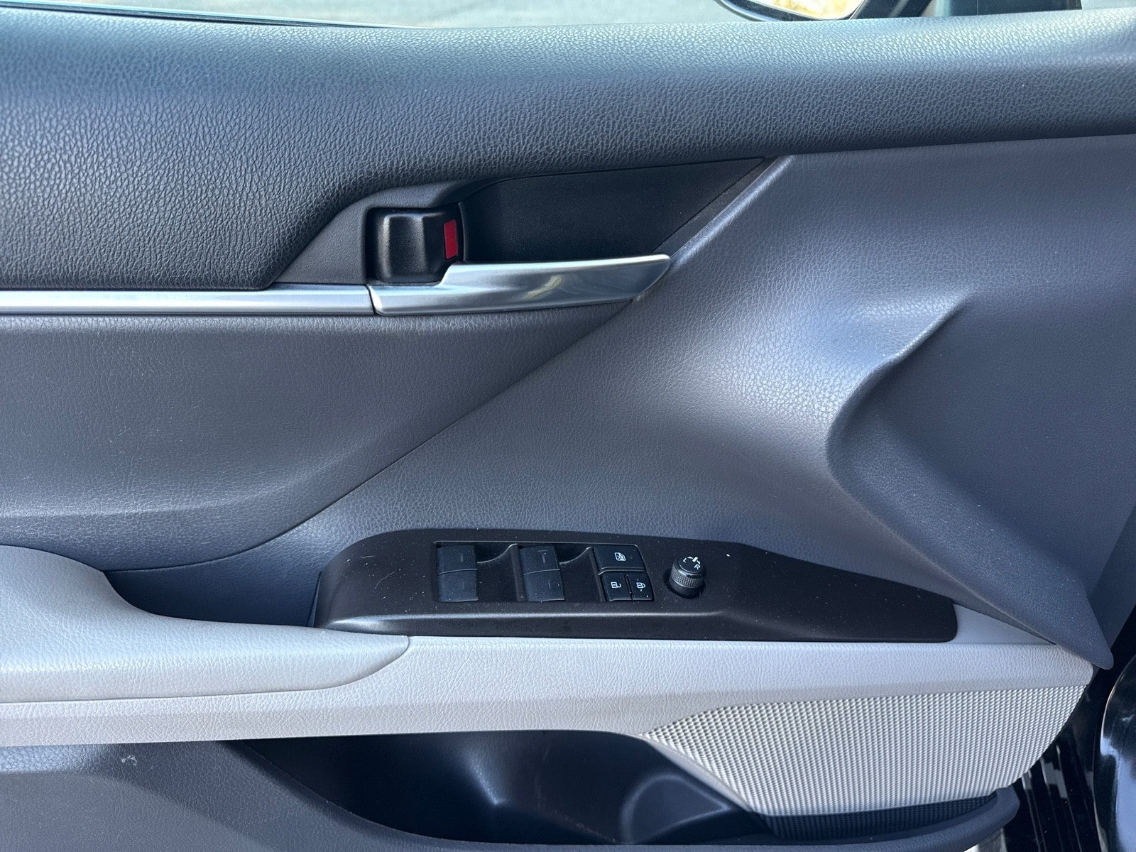 2022 Toyota Camry Hybrid LE