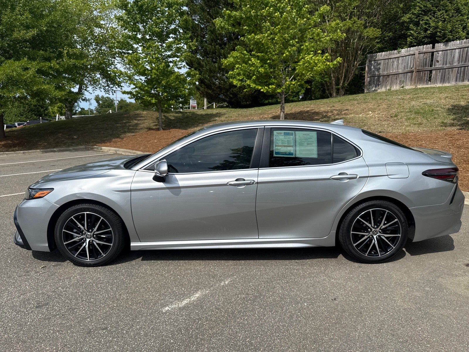 2022 Toyota Camry Hybrid SE