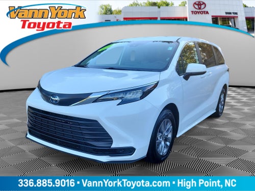 2025 Toyota Sienna LE