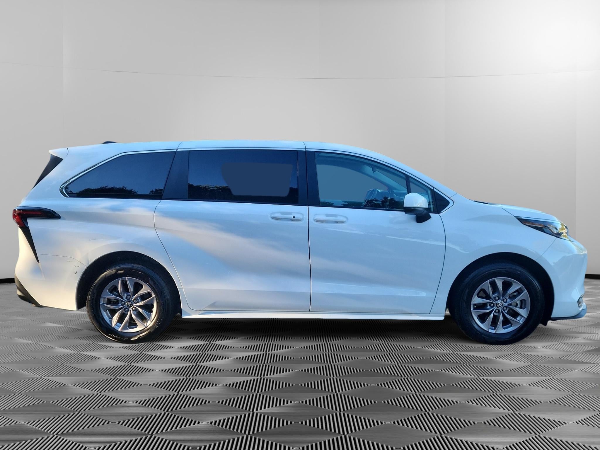 2025 Toyota Sienna LE