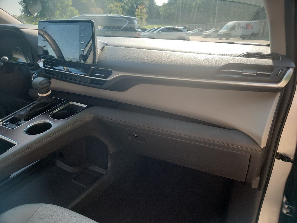 2024 Toyota Sienna LE